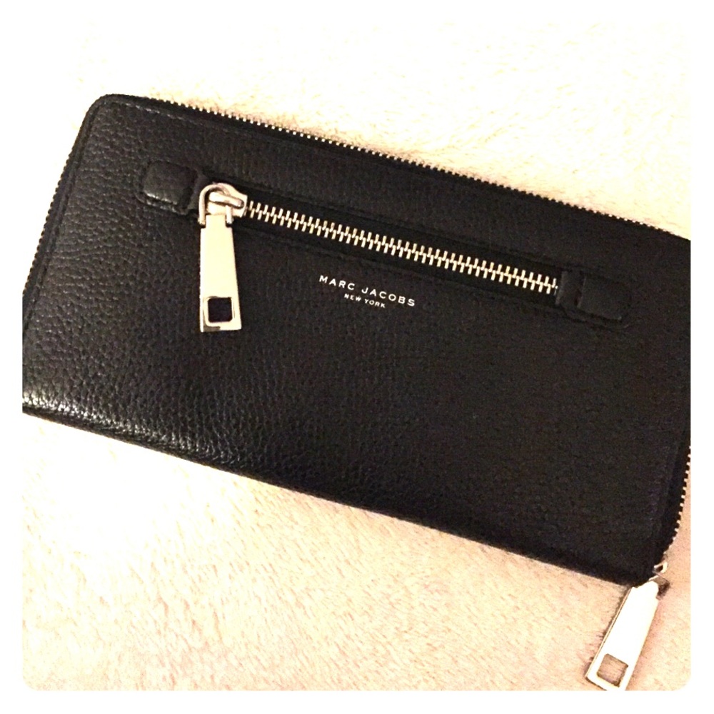 Authentic Marc Jacobs Gotham Leather Travel Wallet