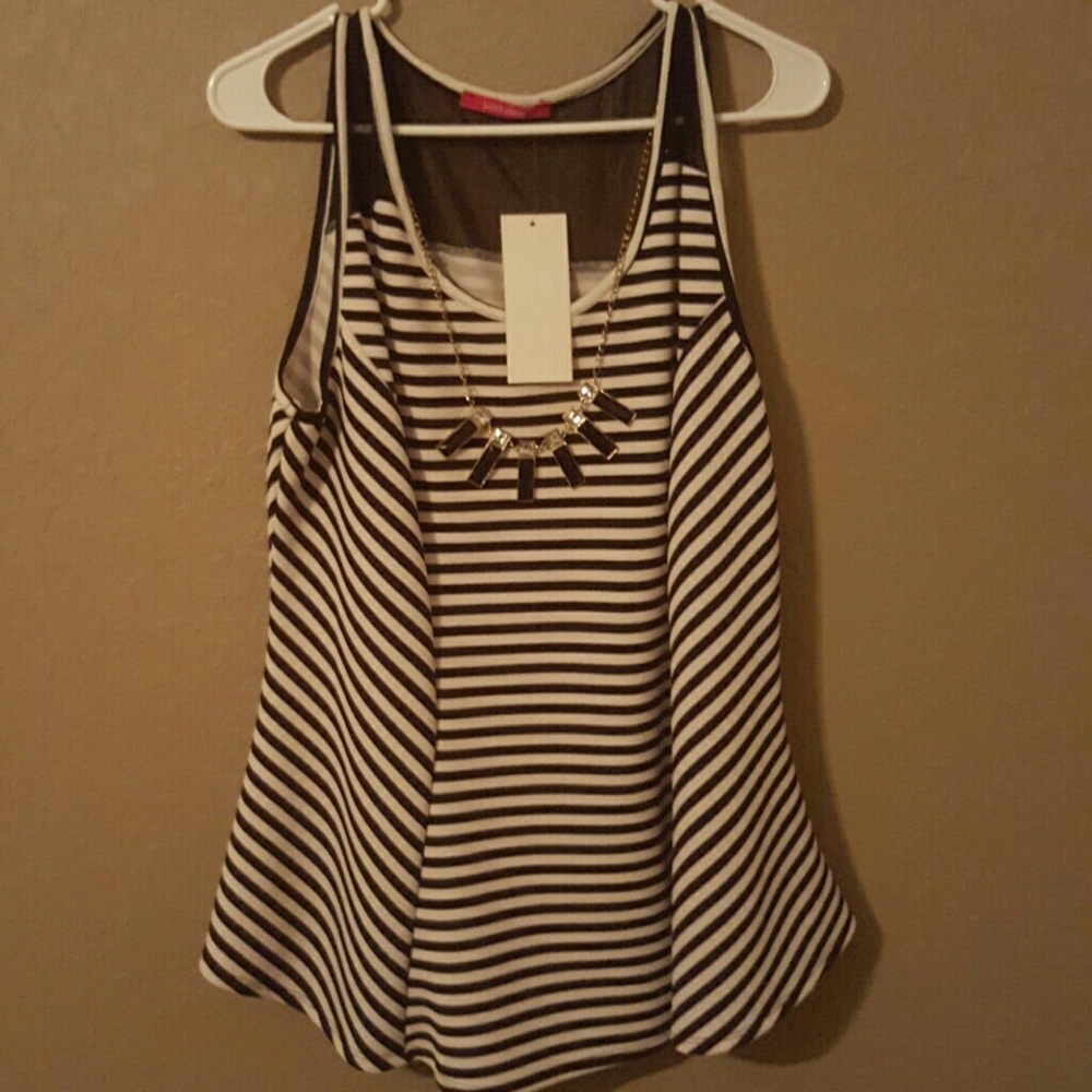 Plus size black and white top
