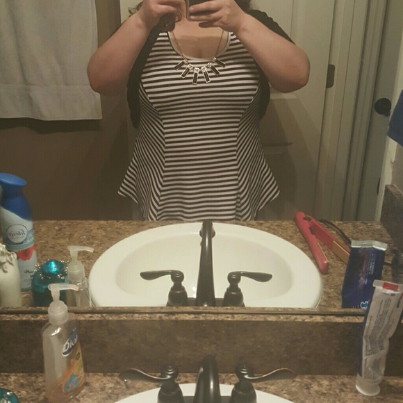 Plus size black and white top - Picture 4 of 4