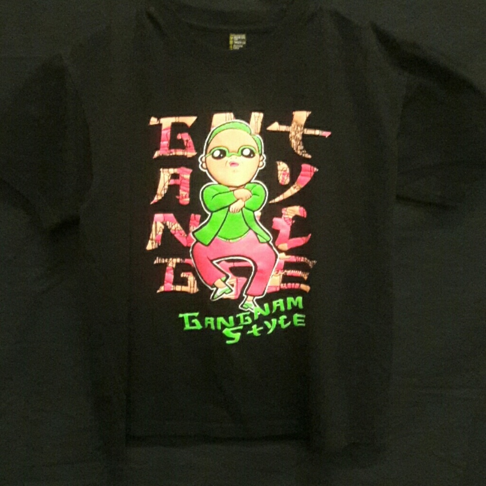 Large black t shirt