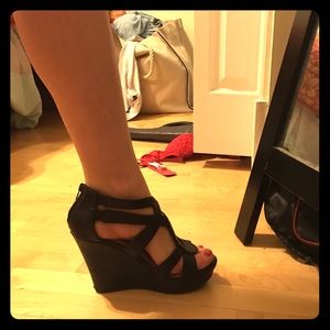 Black wedges