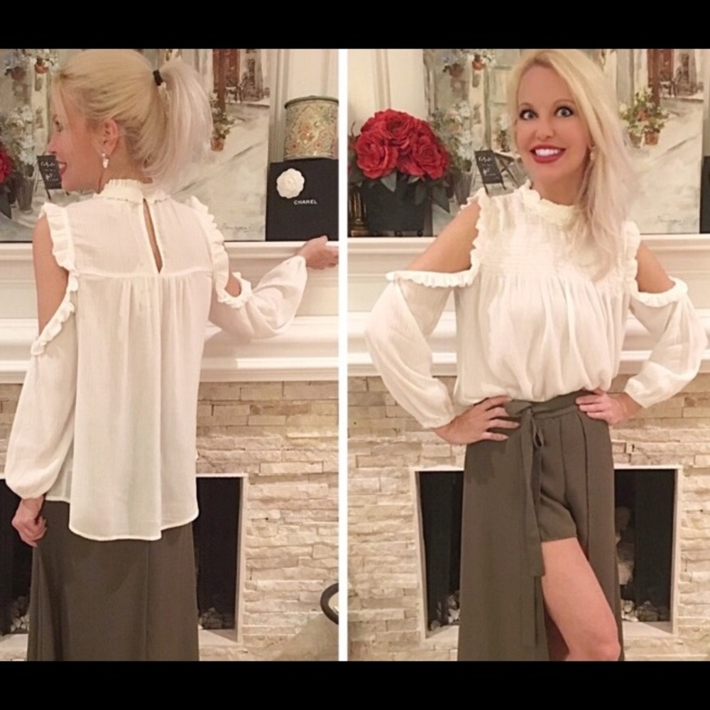 🎉HP Stunning mock neck shoulder detail woven top! - Picture 3 of 5