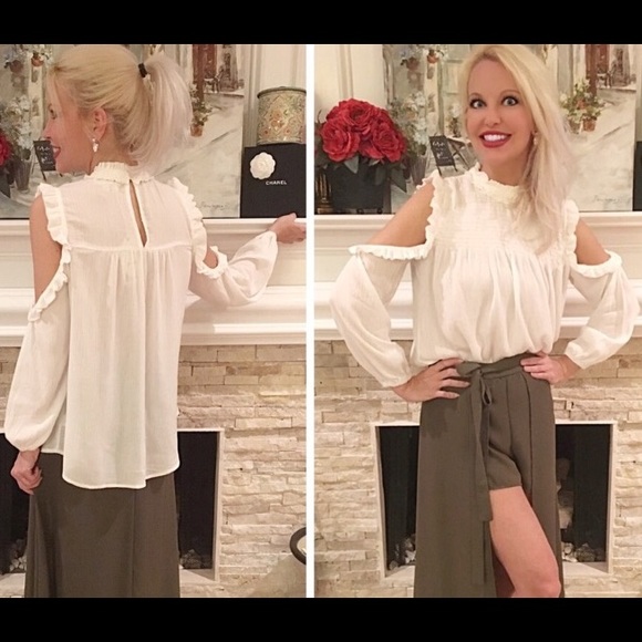 🎉HP Stunning mock neck shoulder detail woven top! - Picture 3 of 5