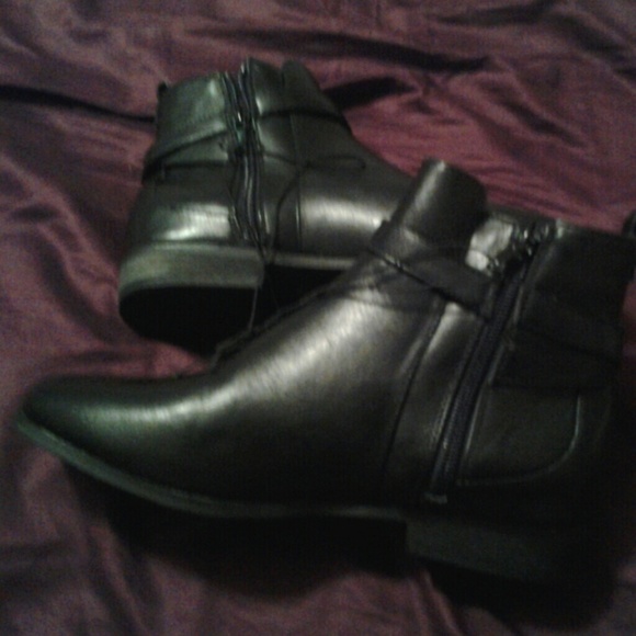 Black ankle boots with buckle - Picture 4 of 4
