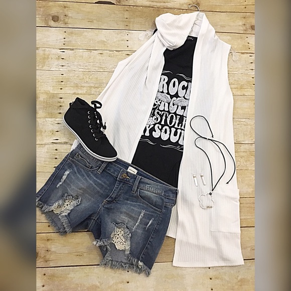 Adorable white hoodie with pockets - Picture 2 of 4