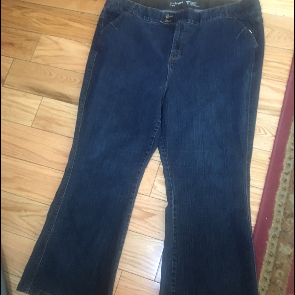 Medium rinse flare jeans w tighter tummy tech