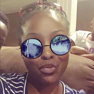 Meet your Posher, Trinia