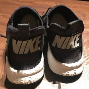 Black Nike Huaraches