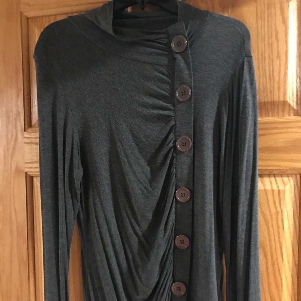 Cute button top! - Picture 2 of 4
