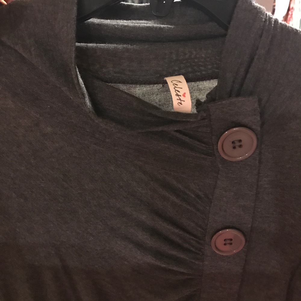 Cute button top! - Picture 3 of 4