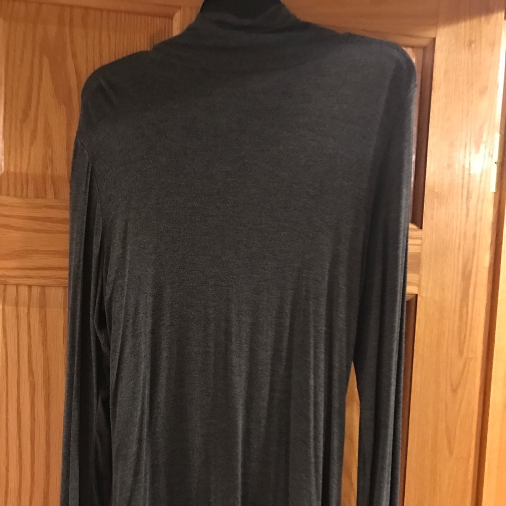 Cute button top! - Picture 4 of 4