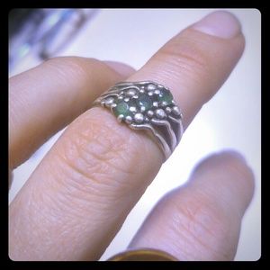 Beautiful Emerald & sterling silver ring