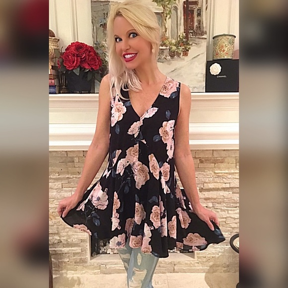 amazing! Black floral tunic -gorg shape💋 - Picture 2 of 3