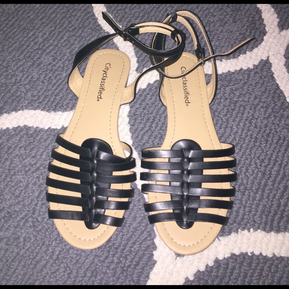 Super cute strappy sandals!😎💕