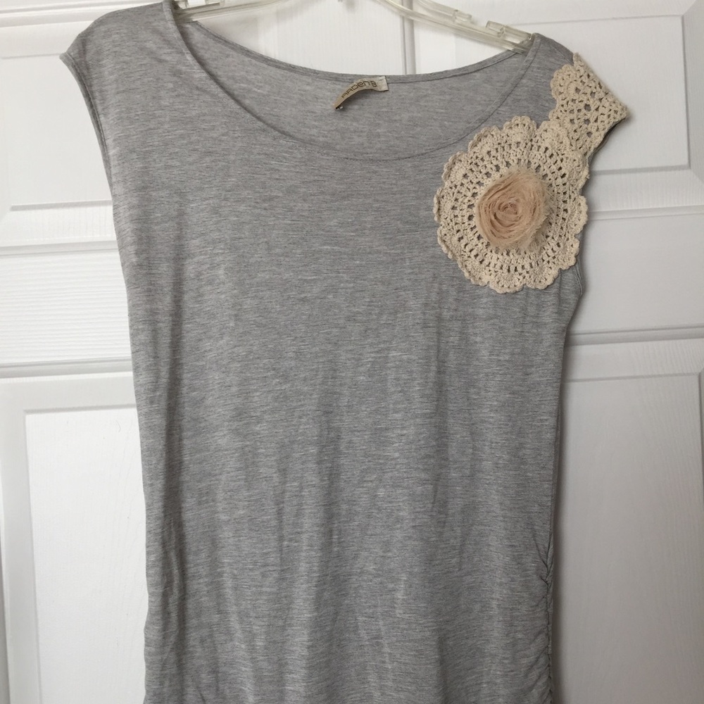 Anthropologie top w/crochet floral embellishment