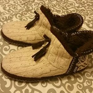 *SALE* Indoor/outdoor Muk Luks slippers, 9-10