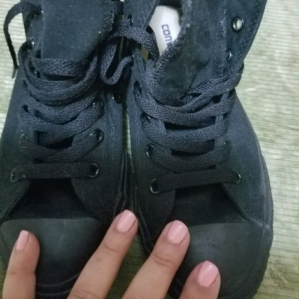 Converse boys size 3 fits  5.5 to 6 in women