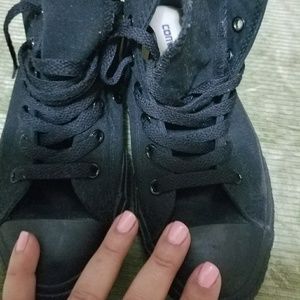 Converse boys size 3 fits  5.5 to 6 in women