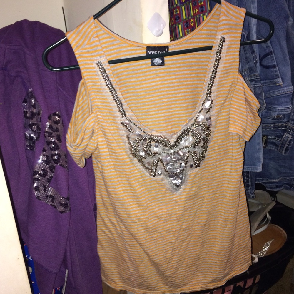 Cold Shoulder Top 💗 M