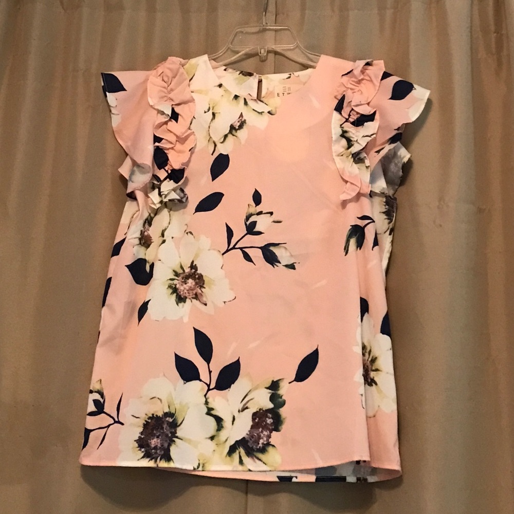 Floral top with ruffles 🌟last day online 3/3🌟