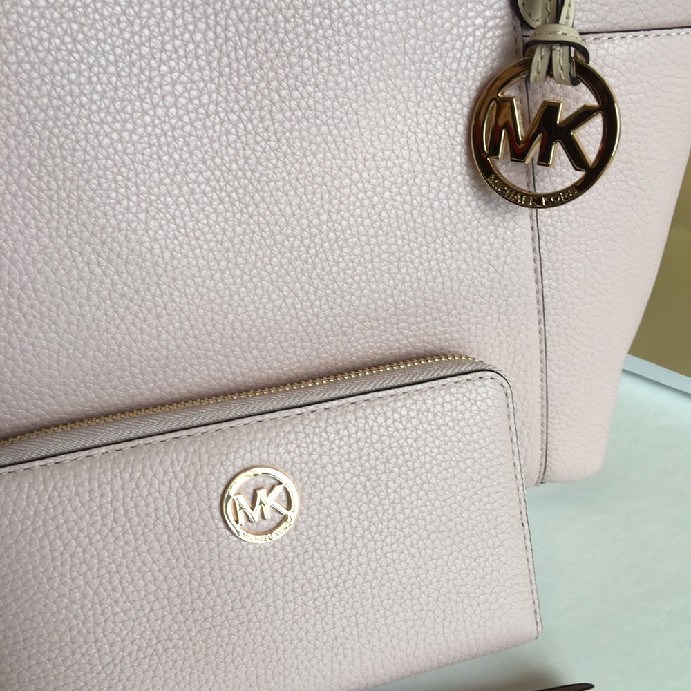 🌸Michael Kors Set🌸 - Picture 2 of 8