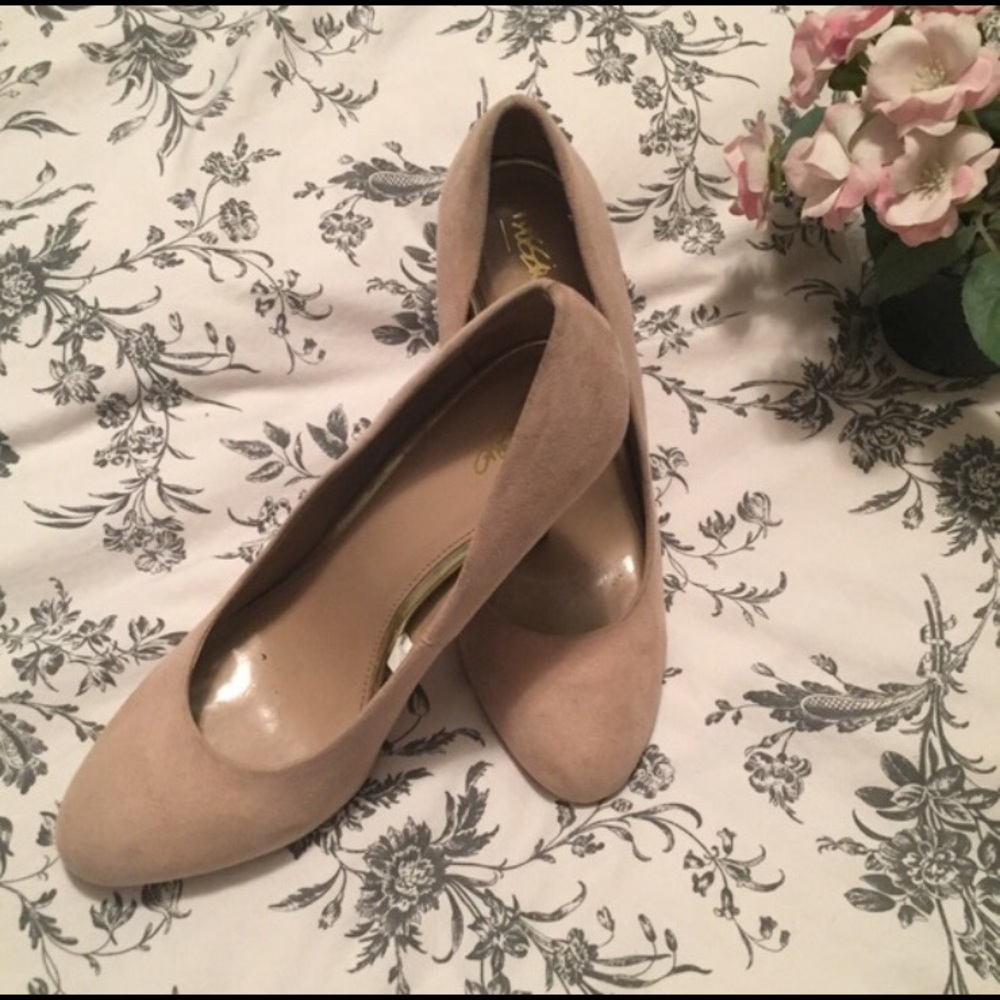 Light beige suede pumps