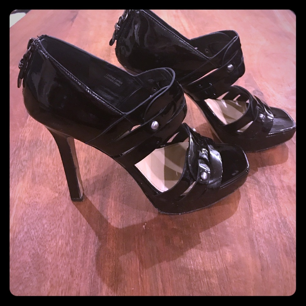Women's Via Spiga blk patent leather heels. Size 6