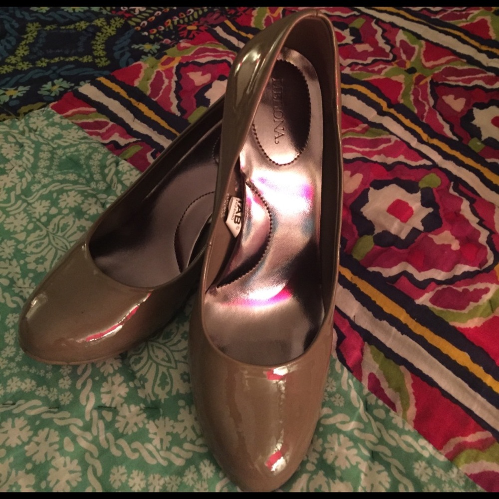 Taupe Round-toed Pumps