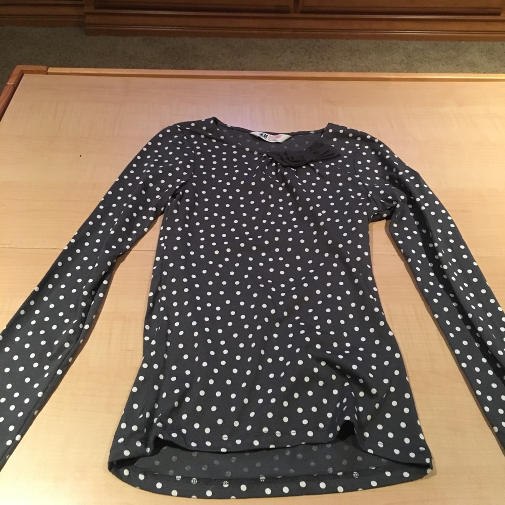 Gray long sleeve top with white polkadots from h&m
