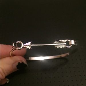 Arrow hook bracelet