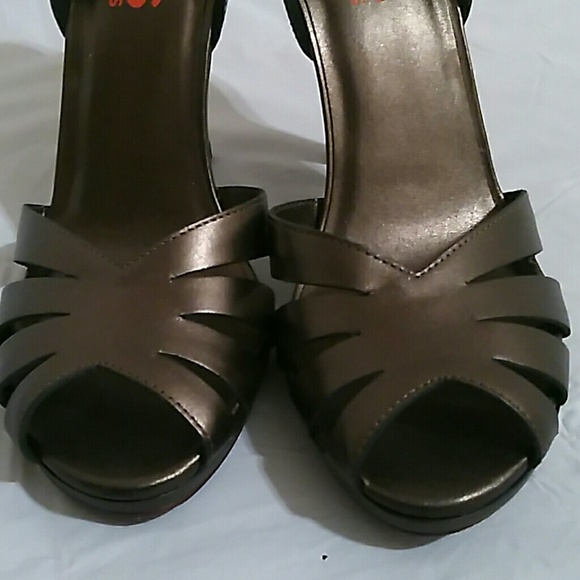 NWOT Michael Kors Pewter Peep Toe Heels - Picture 3 of 8