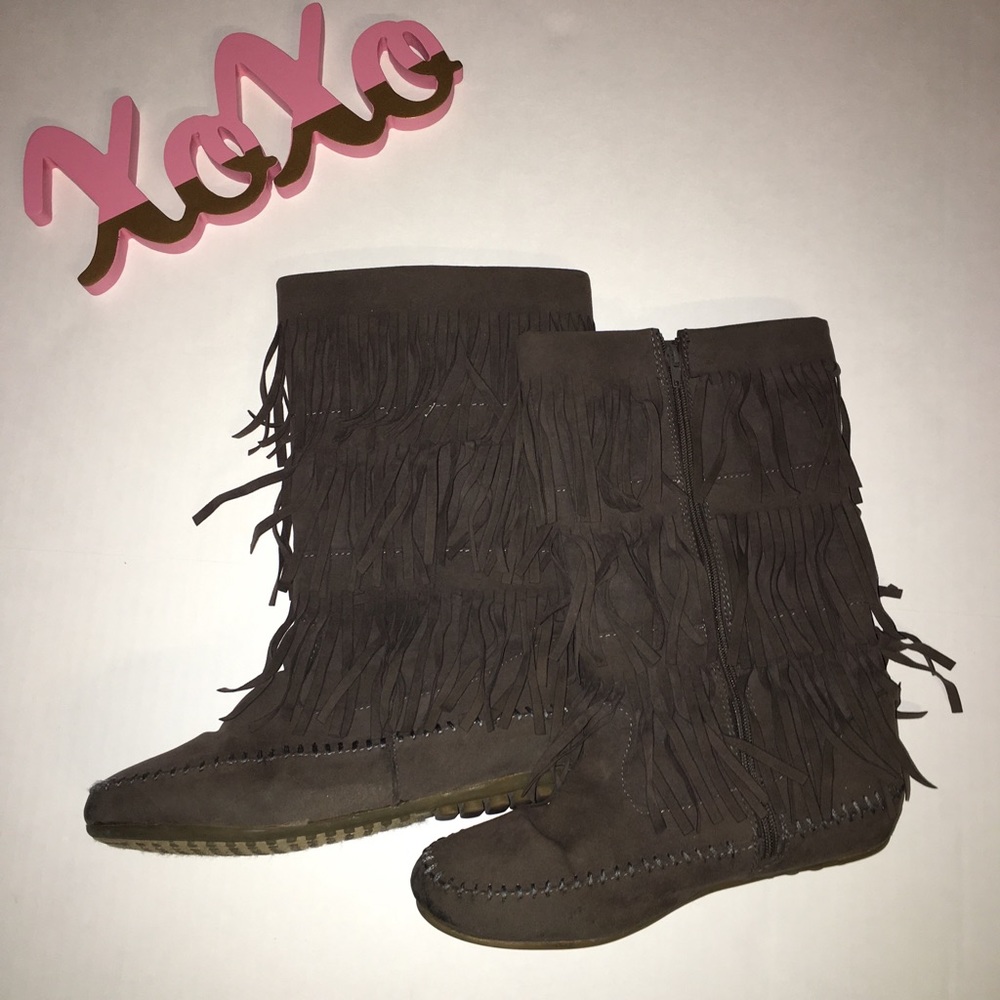 Grey fringe boots.