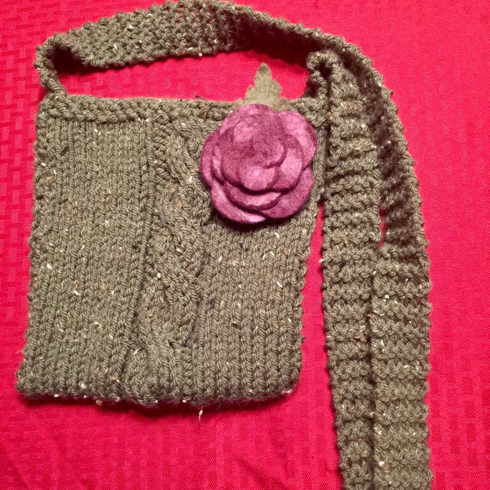 100% Wool purse w/fabric lining removable flower