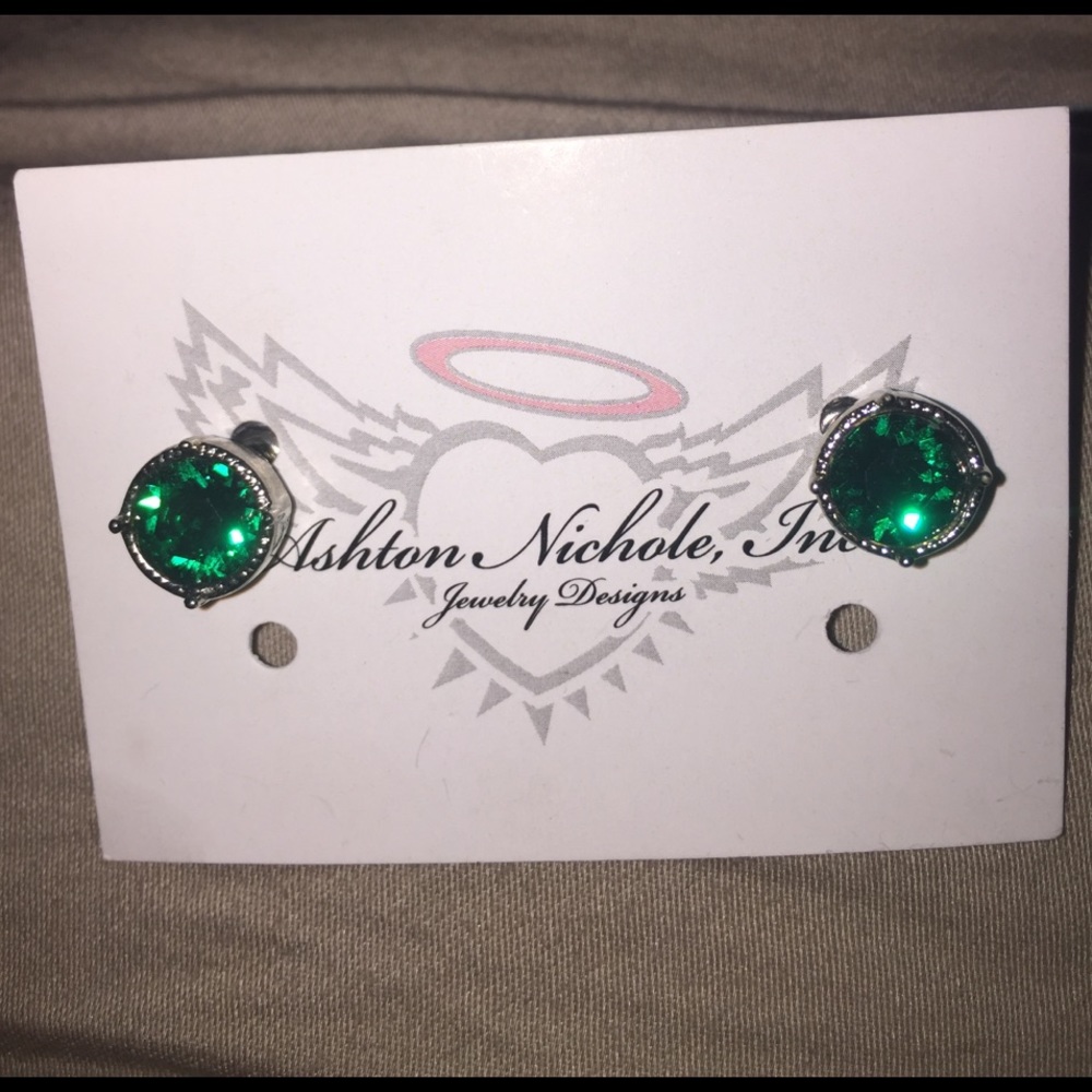 Earrings!! Such a pretty green!!! ☘️
