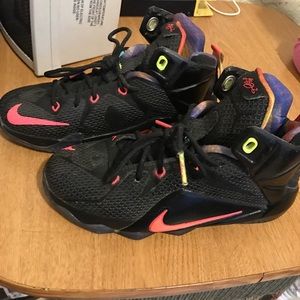 Nike lebrons used .