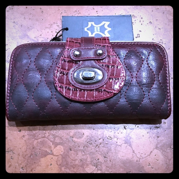 MC Handbags Handbags - NWT beautiful wallet ❤