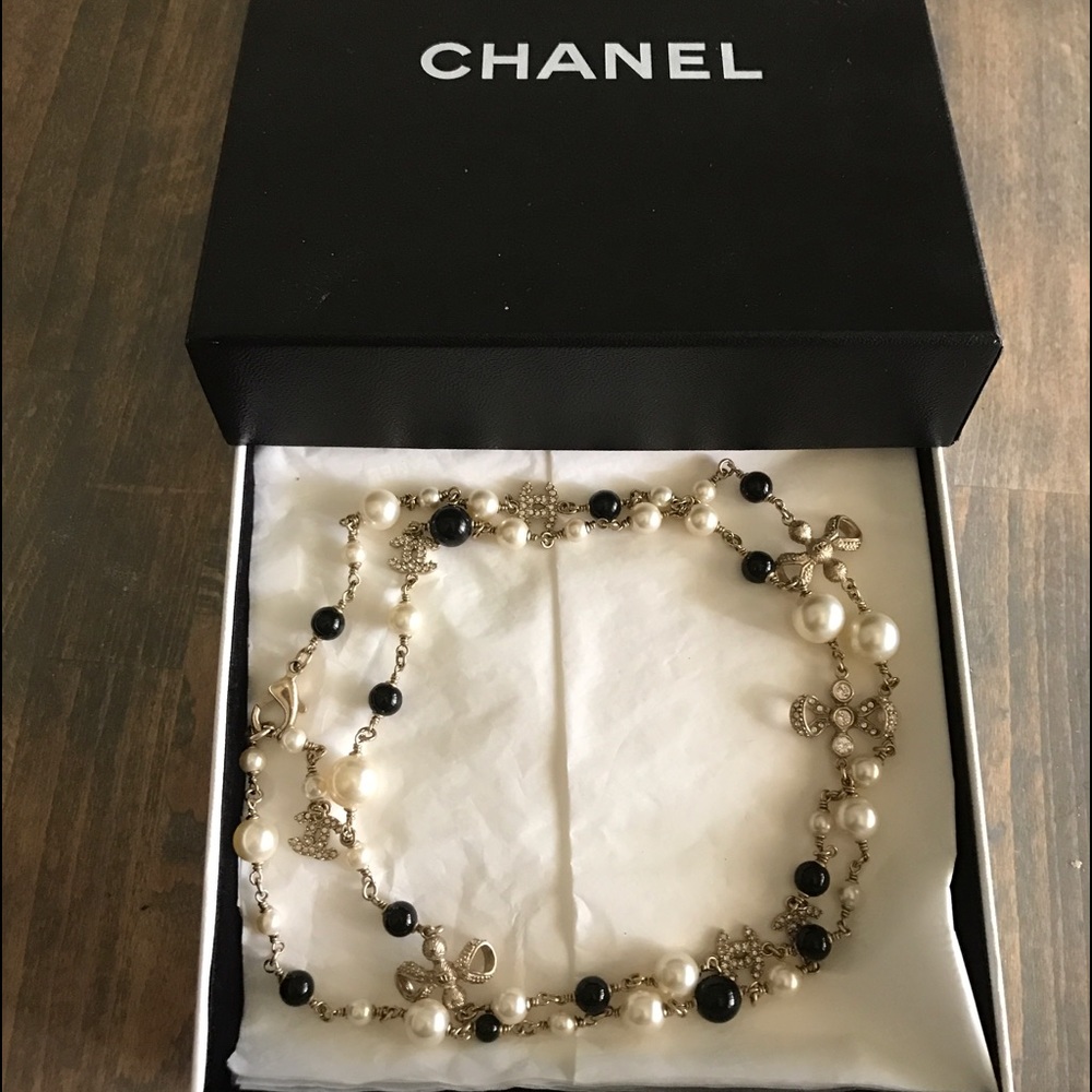 Black and white Pearl Chanel