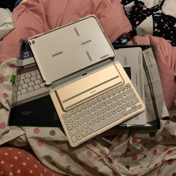 iPad Air 2 belkin keyboard case in gold - Picture 4 of 6