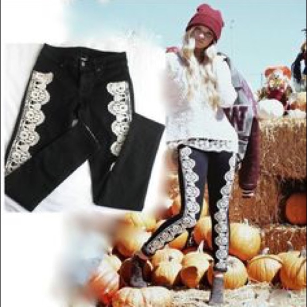 ✨LF carmar crochet black jeans✨
