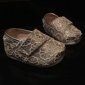 •"TOMS"• Toddler girls Size 4 ~ Casual Slip On's