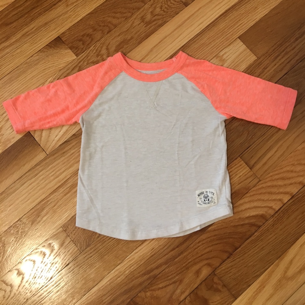 Adorable 12-18mo baby Gap light weight shirt