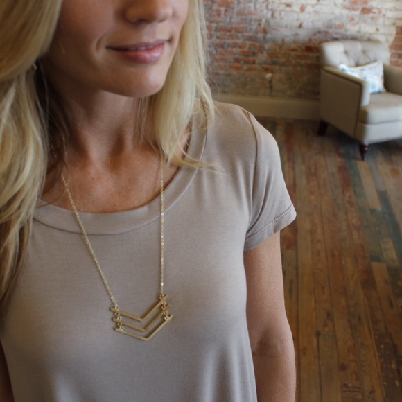 Gold triple chevron bar necklace - Picture 2 of 2