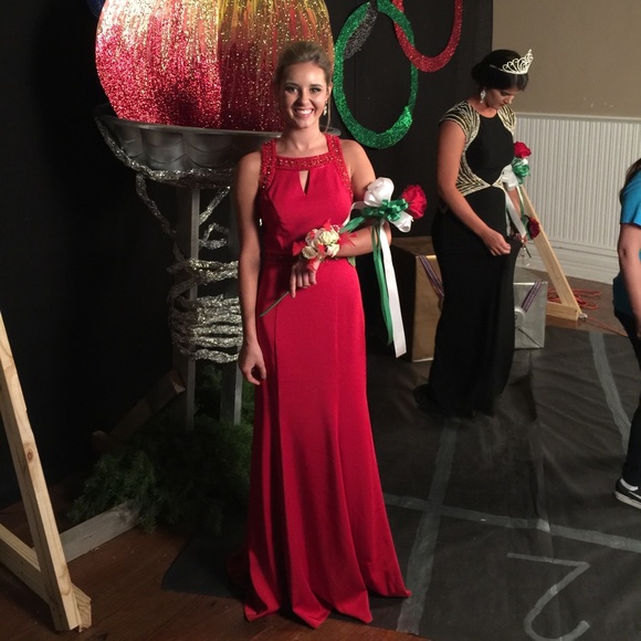 Prom dress. - Picture 2 of 4