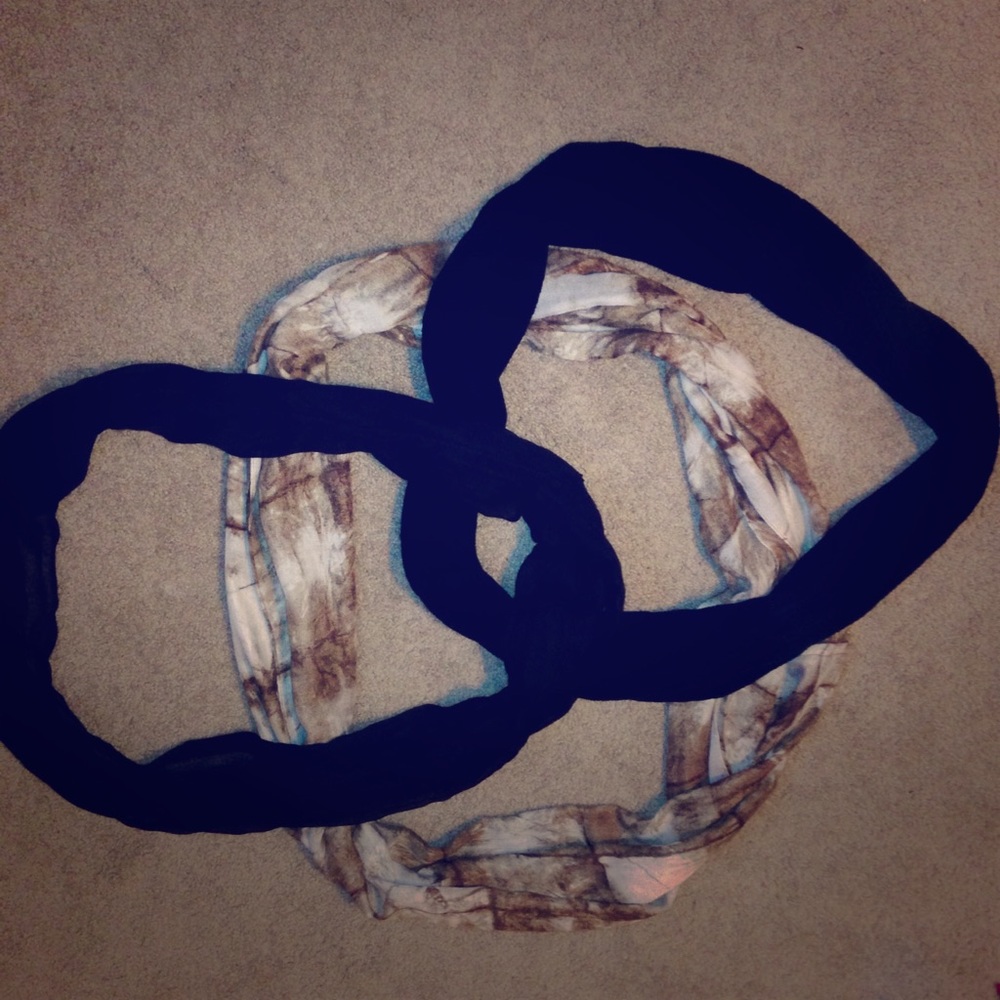 Bundle of 3 scarf wraps!🖤