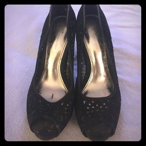 Black 1950s style peep toe pump