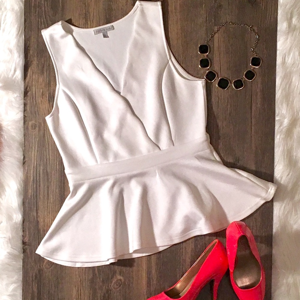 💕 Never worn white sleeveless top!! 💕