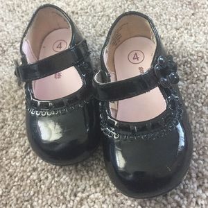 Genuinekids by Oshkosh size 4 black dress shoes.