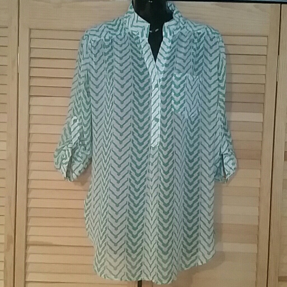 Boutique blouse. White/green chevron.