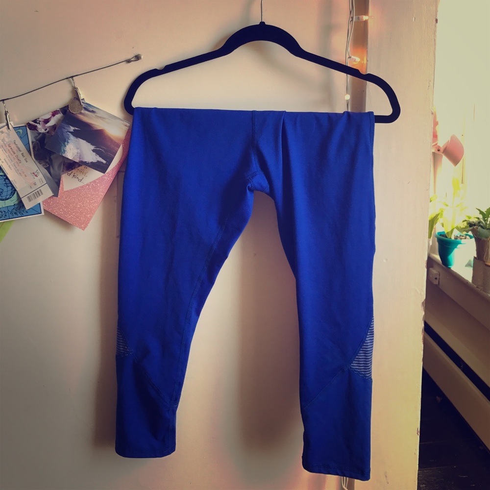 Blue yoga crops with stripe detail