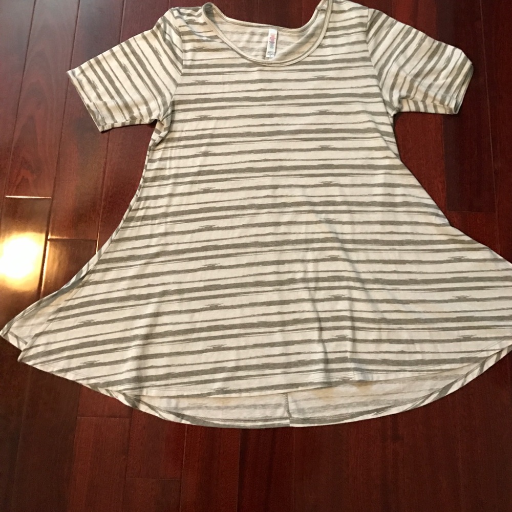 Gray & white medium perfect tee